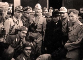 Mussolini junto al coronel Skorzeny (a su derecha) y varios miembros del comando de rescate.