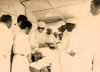 El cirujano Gómez Ulla (con mascarilla) operando en francia, hacia 1918, durante la I Guerra Mundial (imagen: Fondo Alsina).