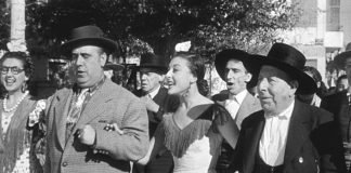 De izquierda a derecha, Elvira Quintillá, Manolo Morán, Lolita Sevilla y José Isbert, en una de las escenas más célebres y recordadas de ¡Bienvenido, Mister Marshall!, film de Berlanga estrenado en 1953.