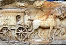 Relieve en piedra de un carpentum, un tipo de carro tirado por caballos y empleado en la antigua Roma para realizar desplazamientos.
