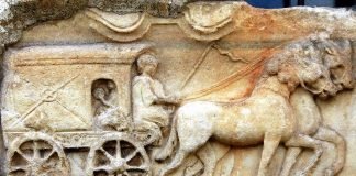 Relieve en piedra de un carpentum, un tipo de carro tirado por caballos y empleado en la antigua Roma para realizar desplazamientos.
