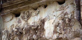 Relieve en piedra que representa el saqueo del tesoro del Templo de Jerusalén, en el arco de Tito. Este emperador usó el botín para edificar el Coliseo.