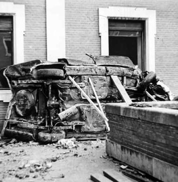 Estado en el que quedó el coche de Carrero Blanco tras la explosión.