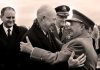 Franco despide al presidente Eisenhower tras su visita oficial en diciembre de 1959. Entre ambos el General Vernon Walters, intérprete de Eisenhower. A la izquierda el ministro de Asuntos Exteriores Fernando María Castiella. EFE