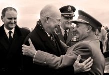 Franco despide al presidente Eisenhower tras su visita oficial en diciembre de 1959. Entre ambos el General Vernon Walters, intérprete de Eisenhower. A la izquierda el ministro de Asuntos Exteriores Fernando María Castiella. EFE