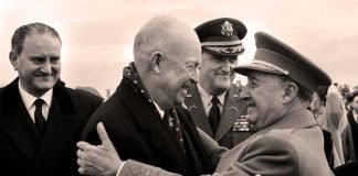 Franco despide al presidente Eisenhower tras su visita oficial en diciembre de 1959. Entre ambos el General Vernon Walters, intérprete de Eisenhower. A la izquierda el ministro de Asuntos Exteriores Fernando María Castiella. EFE