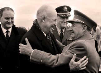 Franco despide al presidente Eisenhower tras su visita oficial en diciembre de 1959. Entre ambos el General Vernon Walters, intérprete de Eisenhower. A la izquierda el ministro de Asuntos Exteriores Fernando María Castiella. EFE