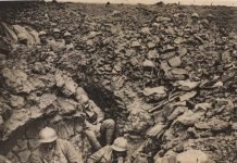 Soldados franceses del 87º regimiento en una trinchera durante la batalla de Verdún.