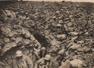 Soldados franceses del 87º regimiento en una trinchera durante la batalla de Verdún.