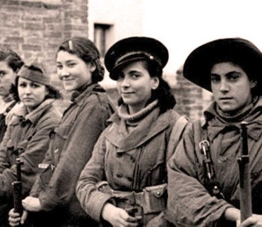 Rosario Sánchez Mora (segunda por la derecha), en su desempeño como miliciana durante la Guerra Civil.