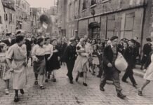 Icónica fotografía tomada en 1944 por Robert Capa en Chartres de una mujer rapada con una niña en brazos.