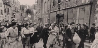 Icónica fotografía tomada en 1944 por Robert Capa en Chartres de una mujer rapada con una niña en brazos.