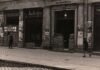 Dos transeúntes por una calle de Madrid durante la Guerra Civil (BNE).