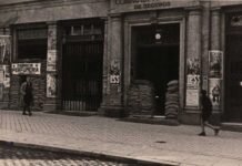 Dos transeúntes por una calle de Madrid durante la Guerra Civil (BNE).