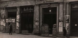 Dos transeúntes por una calle de Madrid durante la Guerra Civil (BNE).