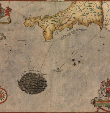 Recreación de la flota española frente a la costa de Cornualles el 29 de julio de 1588. Aparecen los escudos de armas de la reina Isabel I y lord Howard.