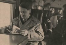 Los libros de Hitler. El dictador nazi leyendo en un tren.