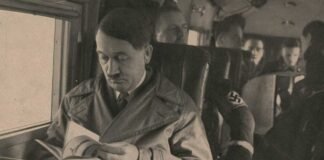 Los libros de Hitler. El dictador nazi leyendo en un tren.