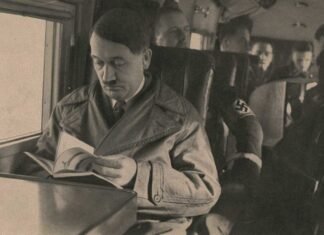 Los libros de Hitler. El dictador nazi leyendo en un tren.