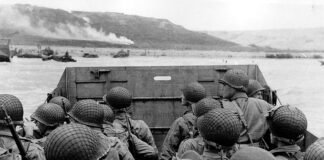 Tropas estadounidenses aproximándose a la playa bautizada como Omaha, el 6 de junio de 1944, durante el desembarco de Normandía,