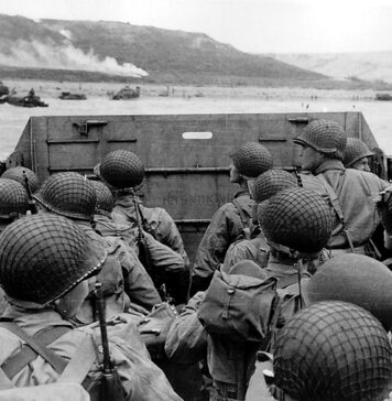 La batalla de Normandía Tropas estadounidenses aproximándose a la playa bautizada como Omaha, el 6 de junio de 1944, durante el desembarco de Normandía,