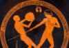 Dos atletas de la antigua Grecia ejercitándose para las pruebas de lanzamiento de disco y jabalina.