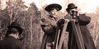 La cineasta Alice Guy, autora probablemente del primer filme narrativo, en el transcurso de un rodaje.