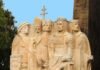 Alegoría de la batalla en La Carolina (Jaén) o de Las Navas. El monumento, levantado entre 1974 y 1975 por el escultor Antonio González Orea, representa a los REYES DE CASTILLA, ARAGÓN, NAVARRA, EL ARZOBISPO DE TOLEDO Y LOS CABALLEROS ULTRAMONTANOS.