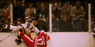 EE UU GOLPEA A LA URSS. El norteamericano Mike Ramsey derriba al soviético Valeri Charlamov en un lance del partido de hockey entre ambos equipos en los Juegos de Invierno de Lake Placid, en 1980, mostrando el uso del deporte como arma política.
