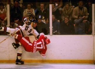 EE UU GOLPEA A LA URSS. El norteamericano Mike Ramsey derriba al soviético Valeri Charlamov en un lance del partido de hockey entre ambos equipos en los Juegos de Invierno de Lake Placid, en 1980, mostrando el uso del deporte como arma política.