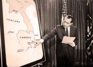 El presidente Nixon, en 1970, explica ante las cámaras los santuarios de Vietnam del Norte en CAMBOYA. Los bombardeos sobre el país asiático fueron una de las decisiones más polémicas de su Administración.