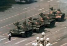 UNA IMAGEN PARA LA HISTORIA. La escena en la que un manifestante intenta detener consucuerpoel avance de los tanques, el 5 de junio de 1989, dio la vuelta al mundo y se convirtió en el símbolo de la revuelta de Tiananmen.