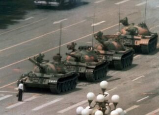 UNA IMAGEN PARA LA HISTORIA. La escena en la que un manifestante intenta detener consucuerpoel avance de los tanques, el 5 de junio de 1989, dio la vuelta al mundo y se convirtió en el símbolo de la revuelta de Tiananmen.