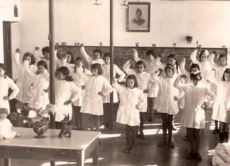 Escuela femenina en Higuera de la Sierra (Huelva) en 1962 en la que se usaban esos manuales de la dictadura.