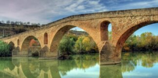 El airoso puente de piedra tuvo mucho que ver en el desarrollo medieval de esta población.
