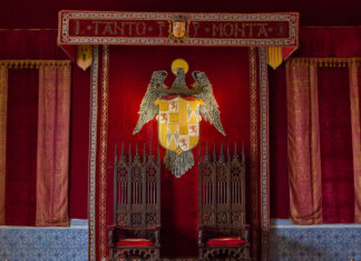 Sala del trono, Alcázar de Segovia, con el lema Tanto monta.