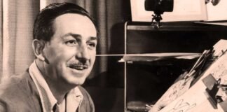 Walt Disney dibuja una de sus creaciones más populares: Mickey Mouse, nacido Mortimer.