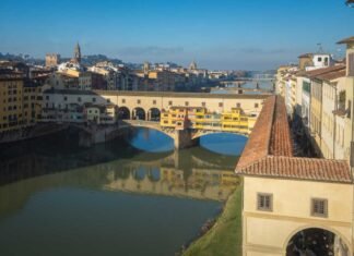 El pasaje Vasariano conecta los palacios Vecchio y Pitti de Florencia (foto: Galería de los Uffizi).