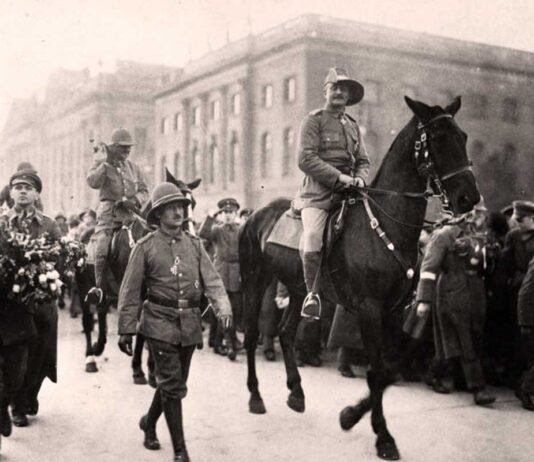 El general Lettow-Vorbeck en un desfile militar en Berlín en 1919, donde fue recibido como un héroe.