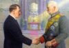 Recreación pictórica del momento en el que Hitler y el presidente del Reich, Paul von Hindenburg, se dan la mano en el interior de la iglesia. La representación propagandística traslada el nombramiento de Hitler como canciller del Reich en 1933 a una iglesia protestante.