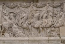 Cara norte del Mausoleo de los Julii en Glanum, sur de Francia, mostrando una batalla de caballería, alrededor de 40 a.C.