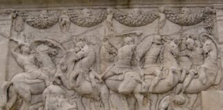 Cara norte del Mausoleo de los Julii en Glanum, sur de Francia, mostrando una batalla de caballería, alrededor de 40 a.C.