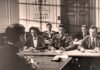 Estudiantes en una clase de The Finishing School que casi parece un fotograma de una película de espías.