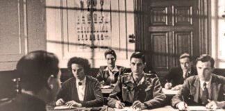 Estudiantes en una clase de The Finishing School que casi parece un fotograma de una película de espías.