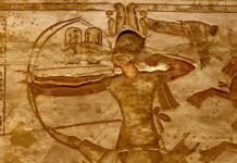 Ramsés II en Qadesh disparando flechas con su arco, relieve de Abu Simbel.