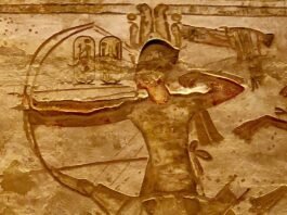 Ramsés II en Qadesh disparando flechas con su arco, relieve de Abu Simbel.