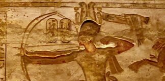 Ramsés II en Qadesh disparando flechas con su arco, relieve de Abu Simbel.
