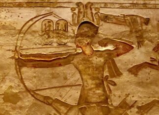 Ramsés II en Qadesh disparando flechas con su arco, relieve de Abu Simbel.