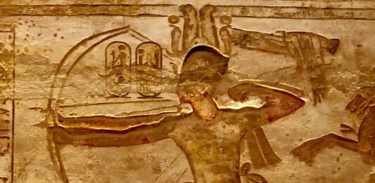 Ramsés II en Qadesh disparando flechas con su arco, relieve de Abu Simbel.