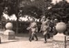 EL CRESPÓN QUE TAPABA LA ESVÁSTICA. Adolf Hitler y los mandos de la Marina llegando al cementerio militar de Wilhelmshaven.